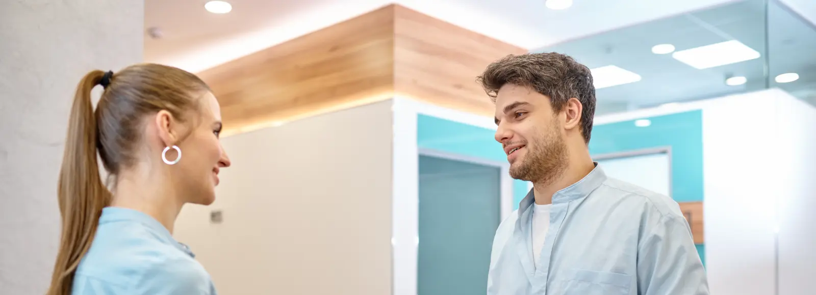 Citoyens disuctant dans un ERP