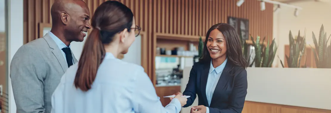 Couple à la reception d'un hotel
