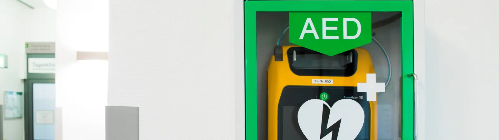 Défibrillateur dans support mural