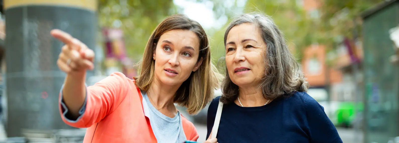 femme montrant un défibrillateur
